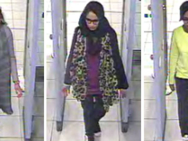 De drie vermiste Britse tieners: links Kadiza Sultana (16), Shamima Begum (15) midden, en Amira Abase (15) rechts. De bewakingsbeelden werden gemaakt op de Londense luchthaven Gatwick.