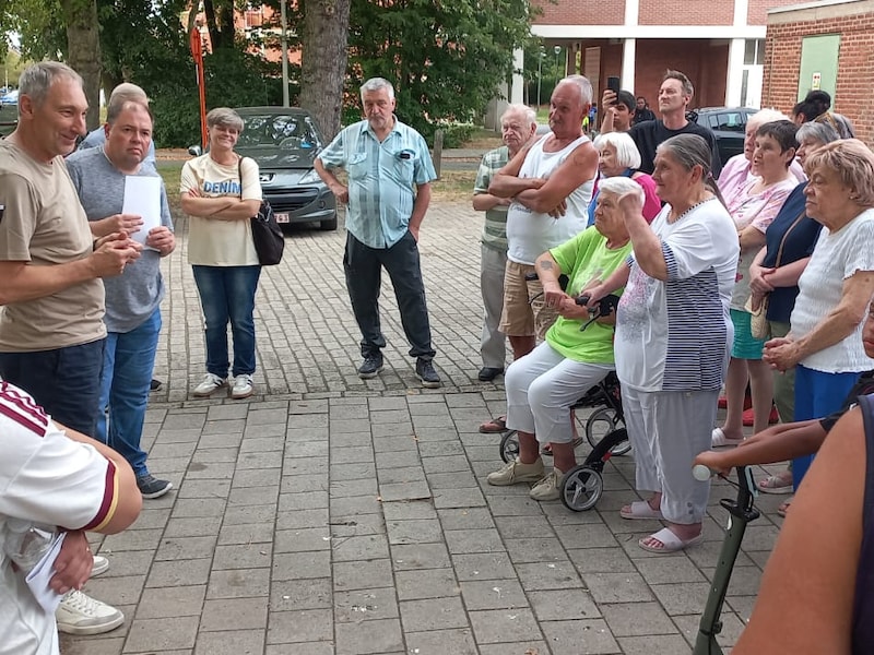Veertigtal buurtbewoners voert actie voor Patrick (53), die na bijna 36 jaar zijn sociale huurwoning moet verlaten: “Hij wordt als nummer behandeld”