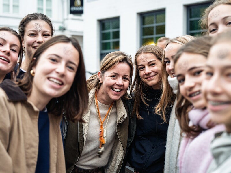 De Zottegemse jeugdraad verwelkomt alle leden die in uniform naar school trekken met een gratis ontbijt aan het station.