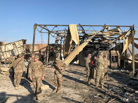 Amerikaanse militairen op de door een Iraanse raketaanval beschadigde militaire basis in Ain al-Asad in Irak.
