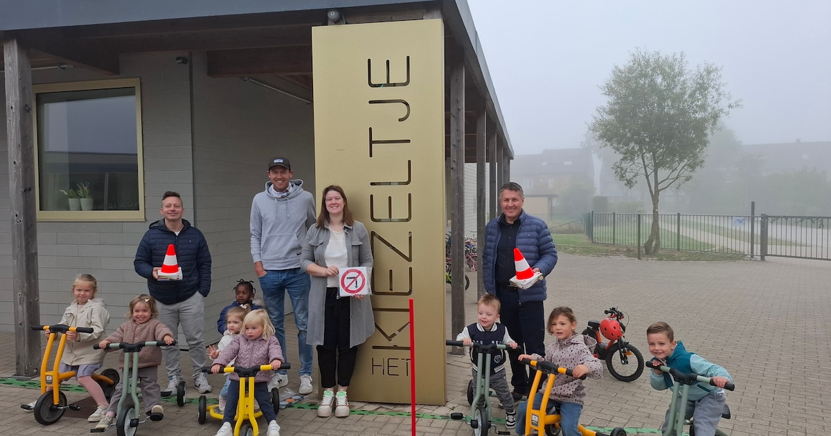 Vriendengroep ‘Andrik Fol Classic’ schenkt fietsjes aan basisschool Het Kiezeltje