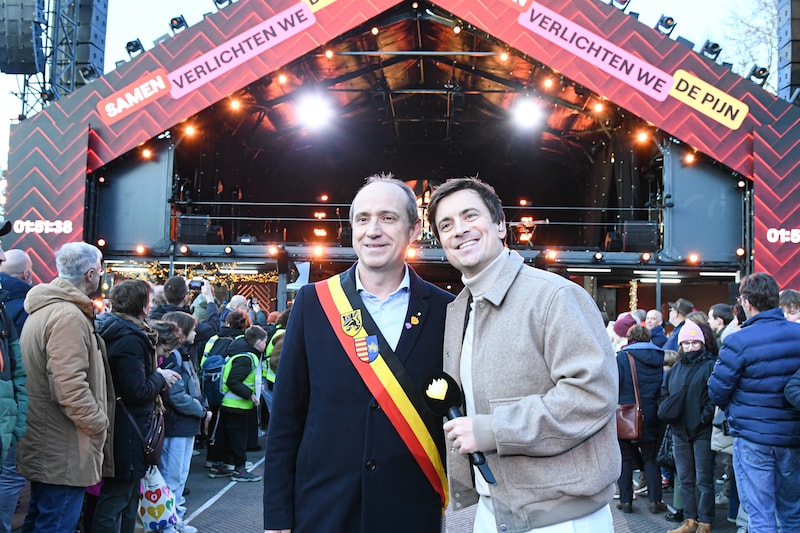 Burgemeester Wim Dries met Niels Destadsbader bij de opening van De Warmste Week.