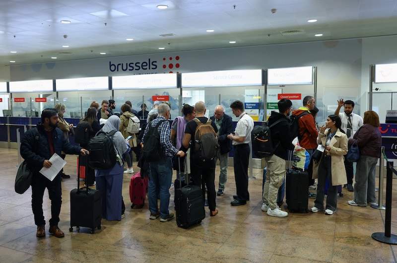 Passagiers op Brussels Airport wachten op meer informatie nadat drones waargenomen werden.
