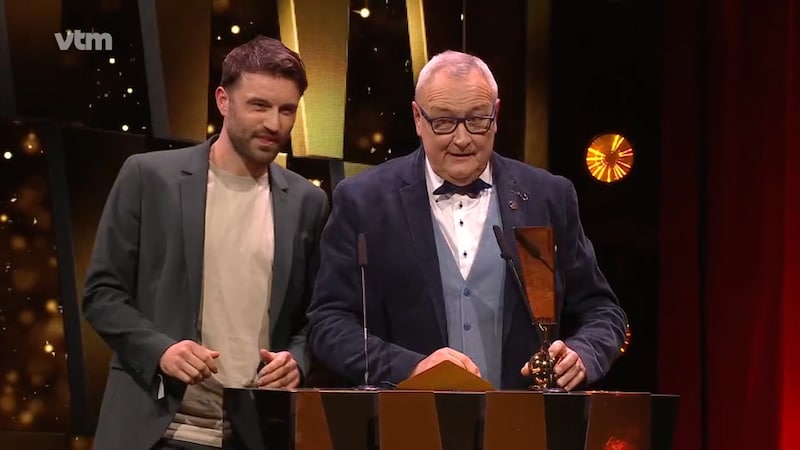 El periodista criminalista de HLN Tim Lescrauwaet y Alain Remue reciben el Kastaar.