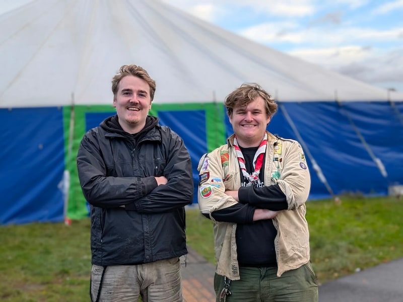Nils en Robbe van De Nacht van de Jeugdbeweging in Aalst blijven lachen.