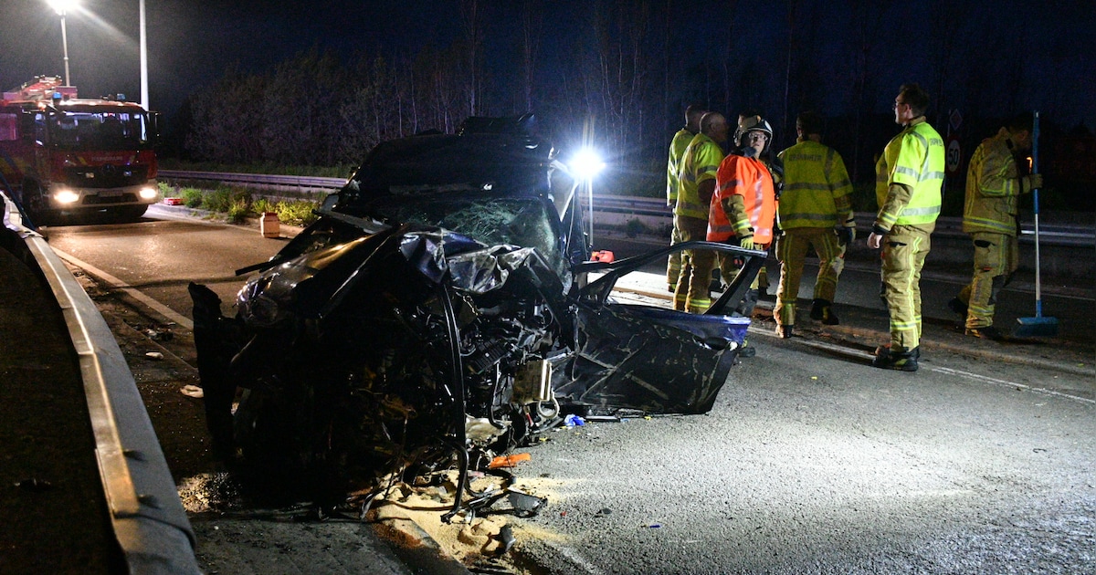 Twee inzittenden in levensgevaar nadat wagen crasht in Schelle: mogelijk lachgas aan boord