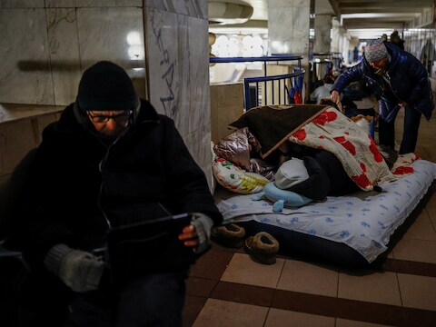 Inwoners van Kiev schuilen in een metrostation tijdens Russische luchtaanvallen.