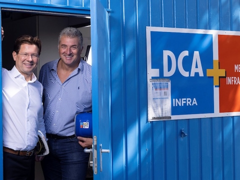 Beeld: Dominique Valcke (CEO Stadsbader) en Kris Grietens (Algemeen Directeur DCA Infra / DC Recycling) op de werf in Schoten