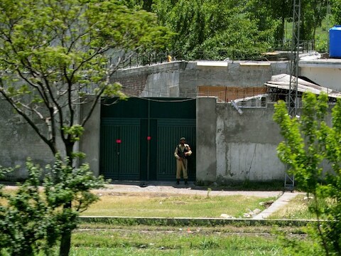 Een soldaat staat op wacht voor de villa in Abbottabad.