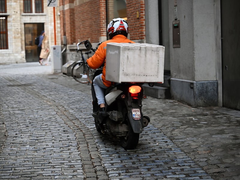 Sushi-bezorger heeft geen rijbewijs voor een bromfiets: “Ik dacht dat ik het niet nodig had”