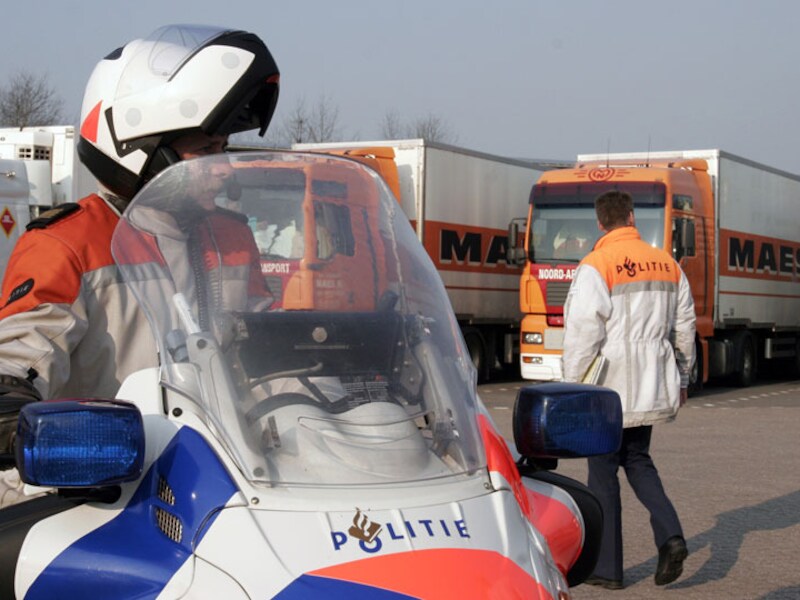 De Nederlandse politie waarschuwt Belgische chauffeurs voor nepagenten.