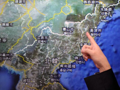 Een medewerker van het Seismologisch Centrum van Taiwan duidt de plaats aan waar de aardbeving ontstond.