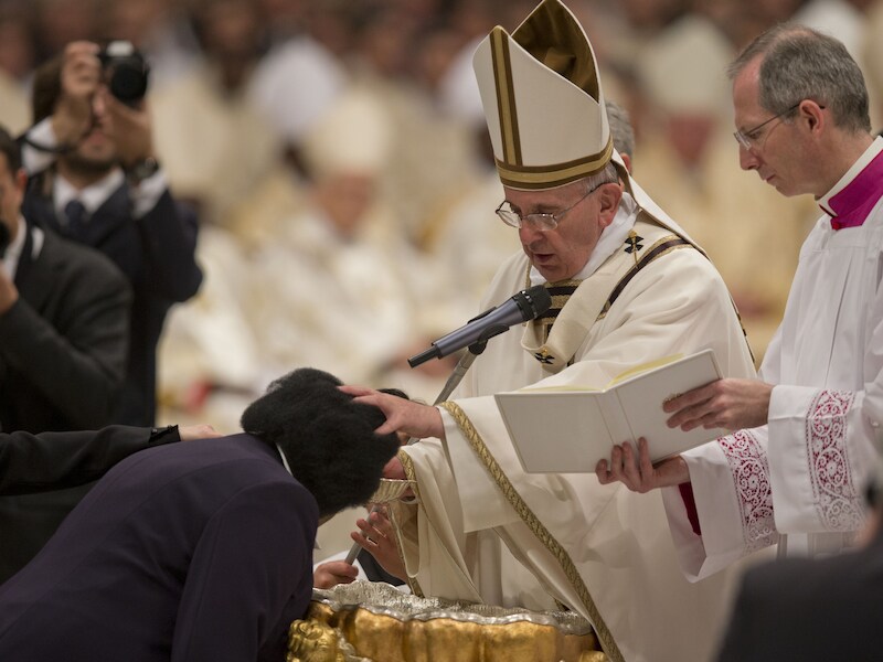 Paus Franciscus doopt Rachel Khayesi uit Kenia.
