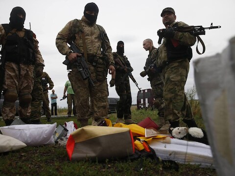 Pro-Russische separatisten bij de crashzone in Oost-Oekraïne.