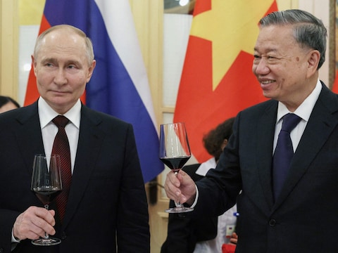 De Russische president Vladimir Poetin en zijn Vietnamese ambtgenoot To Lam. 