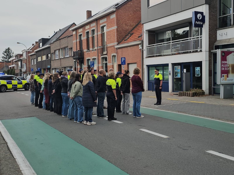 Korpschef Tom De Gent (rechtsvoor) leidde de collega’s in het stille eerbetoon aan Nordine.