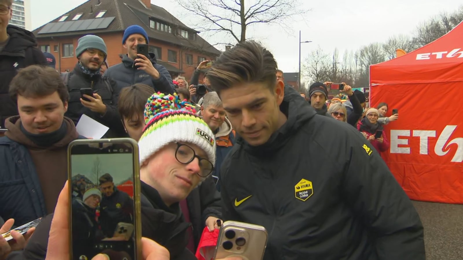 Ik denk dat hij dit nog even zal blijven doen”: hoe niet alleen de massa, maar  ook razend populaire Wout van Aert zélf genoot van debuut in Antwerpen |  Foto | hln.be