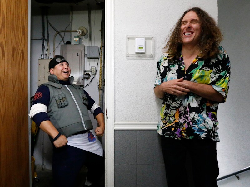 Weird Al Yankovic (rechts)