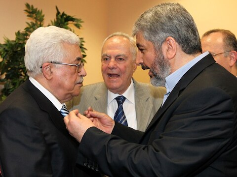 De Palestijnse president Mahmoed Abbas (links) in gesprek met Hamas-leider Khaled Meshaal.