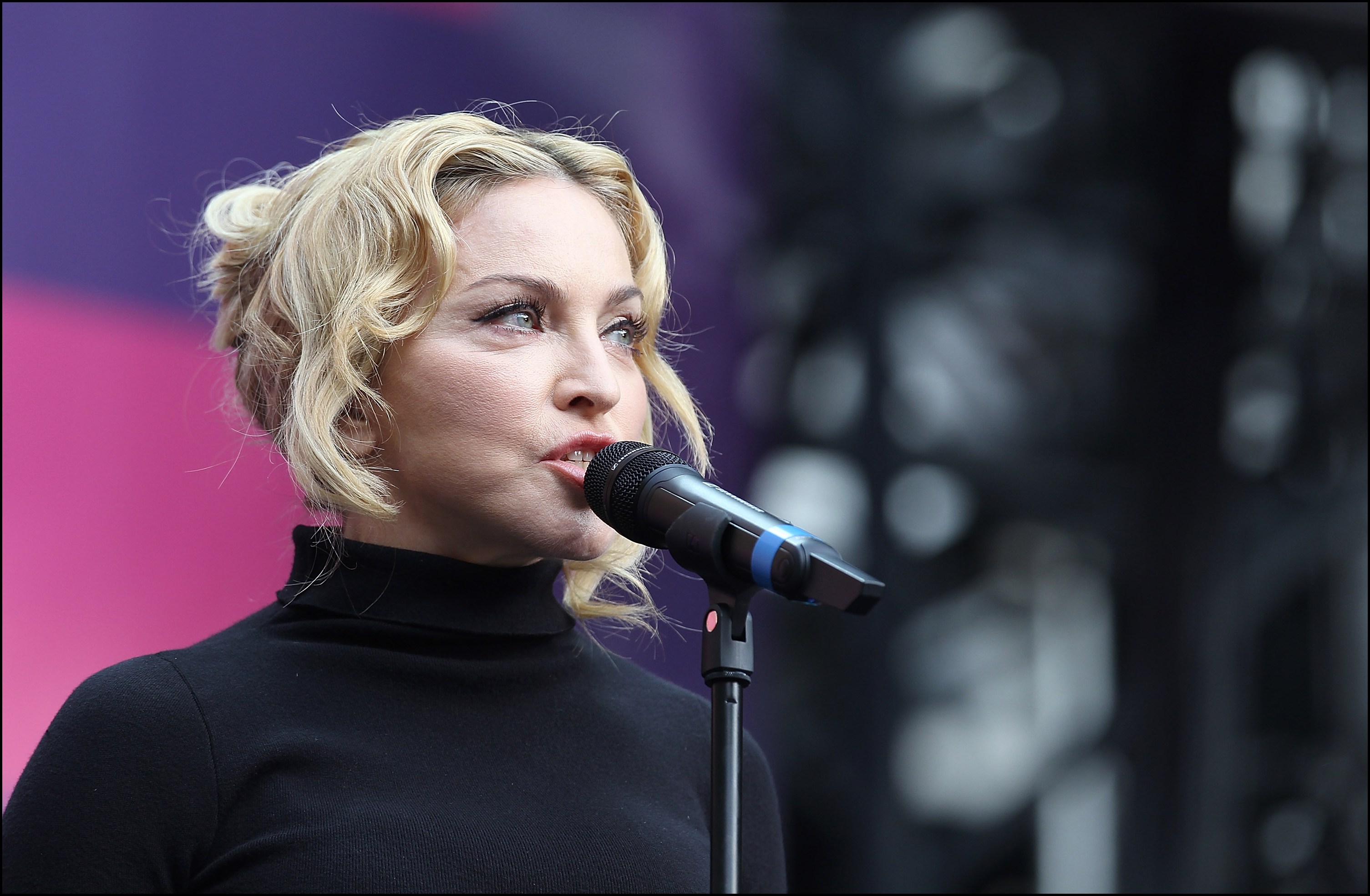 Zangeres Madonna op het podium.
