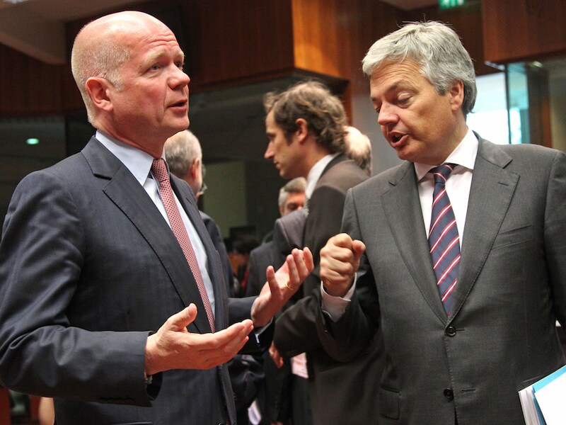 Didier Reynders (rechts) in gesprek met de Brit William Hague.