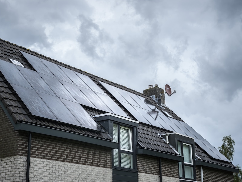 Illustratiebeeld van daken met zonnepanelen. Bij de afgebeelde woningen is geen fraude met groenestroomcertificaten vastgesteld. 