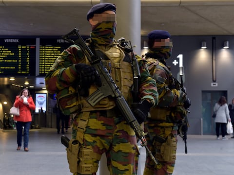 Militairen in het Centraal Station van Antwerpen.