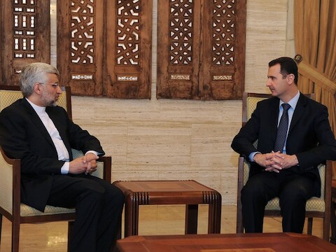 De Syrische president Assad in vergadering met Saeed Jalili, de Iraanse nationale veiligheidsadviseur.