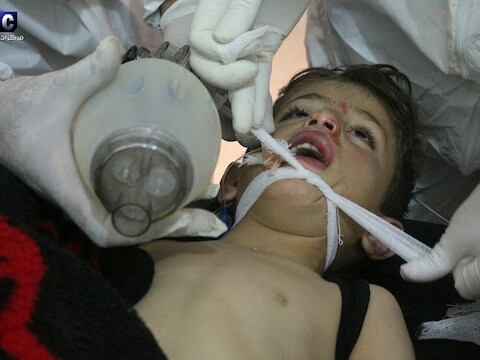 Syrische dokters behandelen een kind na een vermoedelijke gifgasaanval op 4 april 2017.