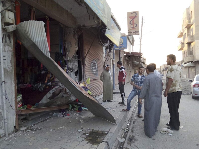 Bewoners van Raqqa meten de schade op na een Amerikaanse drone-aanval.