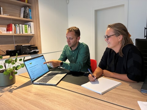 Vooruit-fractieleider Emma Lambregts en Schepen van Jeugd en Sociaal Beleid  Arno Aerden (Vooruit). 