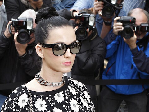 Katy Perry op weg naar de catwalkshow van Chanel.