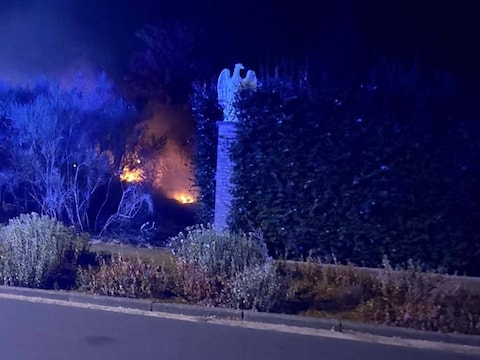 Een weidebrand liep even uit de hand in de Galgenstraat in Eeklo.