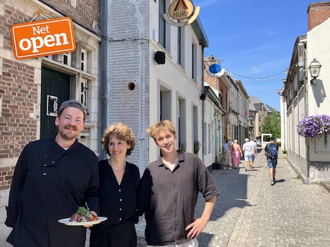 Keppe Van der Jeugdt met chef Kobe (links) en haar zoon Obe (rechts) voor de bekende gevel van Nura in de Torenstraat.