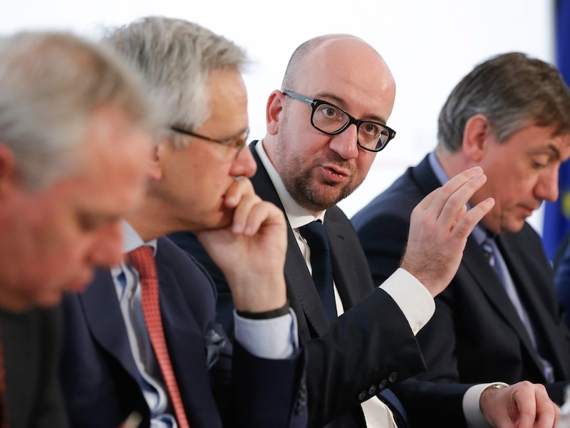 Charles Michel (MR) stelde vanmiddag de begrotingscontrole voor, met naast hem vicepremiers Kris Peeters (CD&amp;V, links) en Jan Jambon (N-VA, rechts).