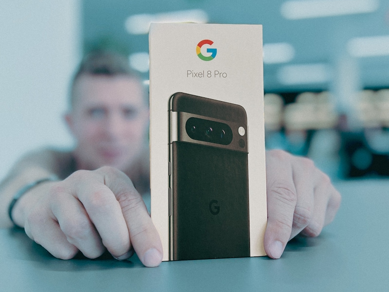 Onze techjournalist met de Google Pixel 8 Pro.