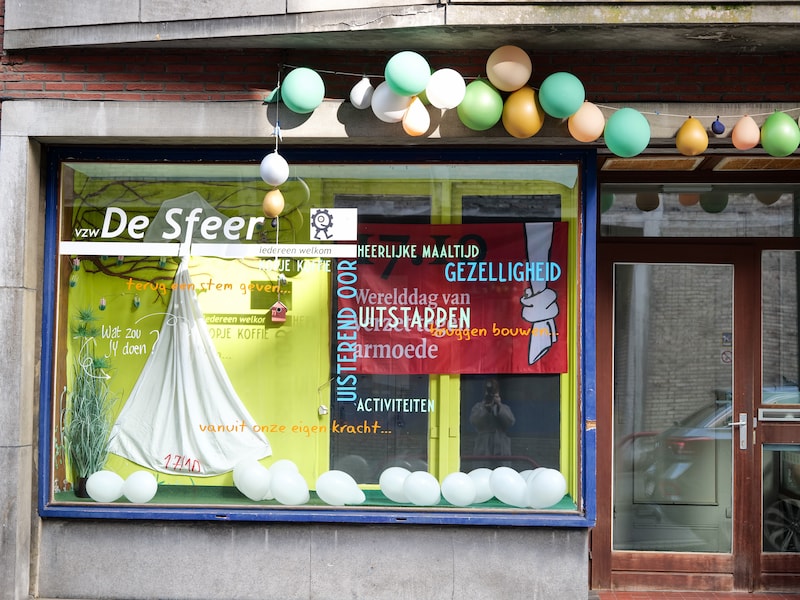 Op zaterdag 17 oktober, de Werelddag van Verzet tegen Armoede, openden De Sfeer vzw en stad Genk officieel de deuren van de Warme Huiskamer.