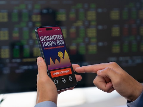 Illustratiebeeld: frauduleuze cryptovaluta-advertentie te zien met de belofte van een “gegarandeerd rendement van 1000 procent”.