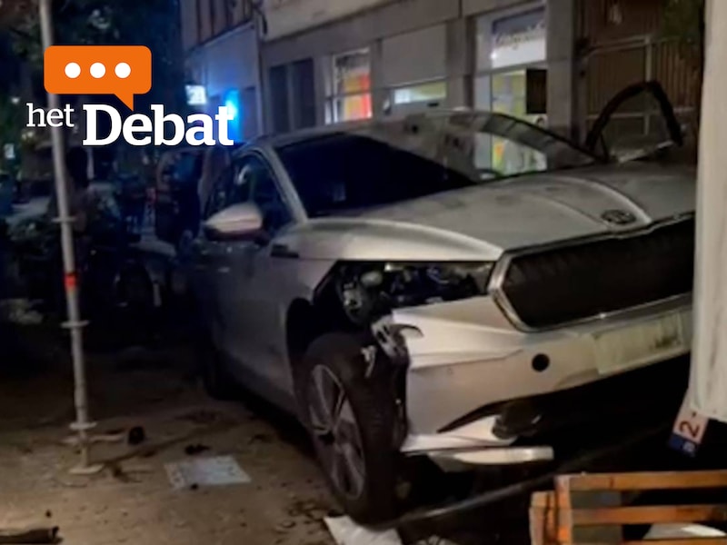 De handelaars zijn de verkeerschaos in de Lange Koepoortstraat beu, met dit ongeval bij koffiebar ToiToiToi als toppunt.