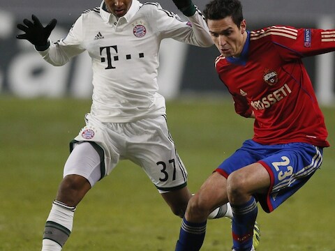 Julian Green (links) namens Bayern München in duel met Georgi Milanov van CSKA Moskou tijdens een CL-treffen in november 2013.