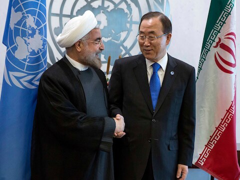 VN-secretaris-generaal Ban Ki-moon (rechts) groet de Iraanse president Hassan Rohani in september vorig jaar.