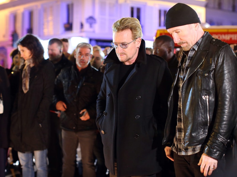 De bandleden van U2 legden bloemen neer ter nagedachtenis van de slachtoffers in Parijs