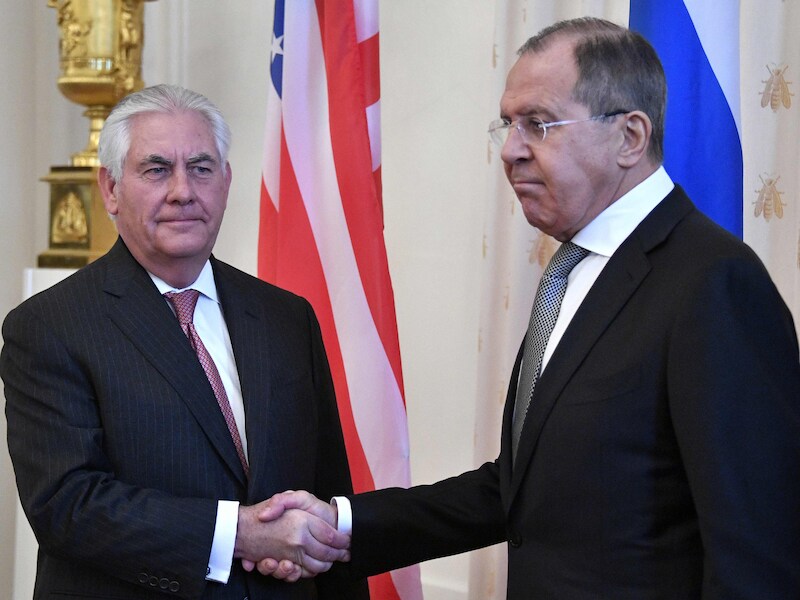 De Amerikaanse Secretary of State Rex Tillerson schudt de hand van de Russische minister van Buitenlandse Zaken Lavrov.