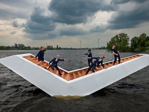De indrukwekkende productie ‘The Weight of Water’ kan niet doorgaan.