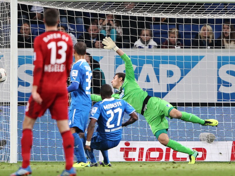 Kiessling verslaat Casteels met een kopbal (letterlijk) door het zijnet.