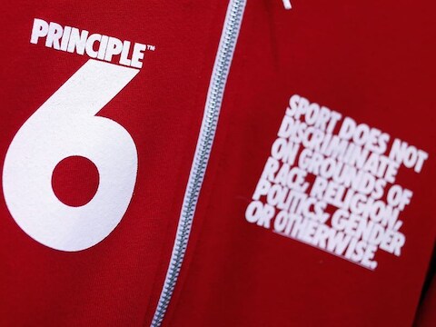 Een shirt in een winkel van American Apparel in New York met de tekst van artikel 6 uit het olympisch handvest, dat discriminatie verbiedt.