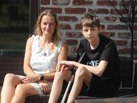 Brandon uit Kortemark is nog steeds aan het revalideren na een zware aanrijding. De start van het nieuwe schooljaar komt voor hem te vroeg. 