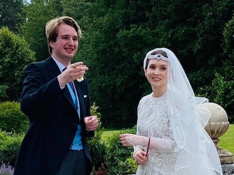 Ned Donovan en prinses Raiyah op hun huwelijk.