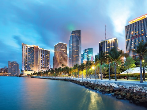 De skyline van Downtown Miami bij valavond, met op de voorgrond het Bayfront Park. Volgens Amerikanen is Miami de meest sexy stad van de VS.