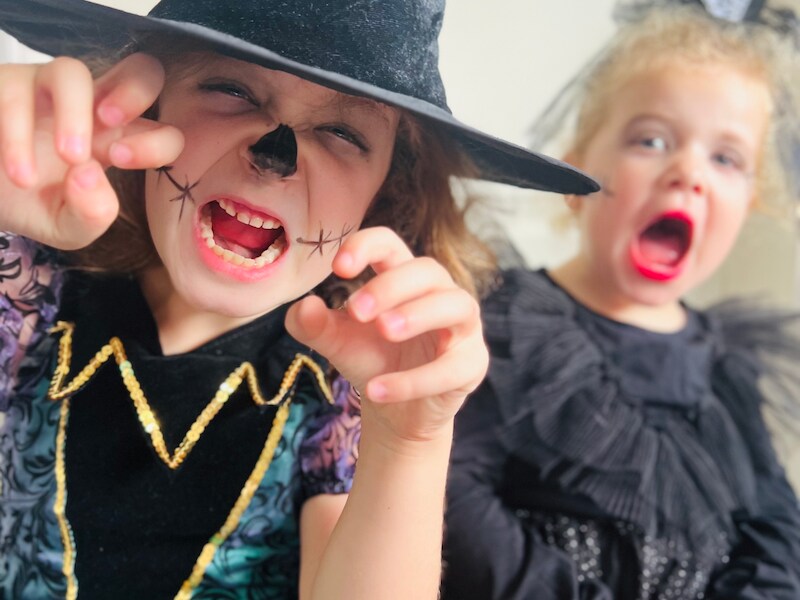 Halloweenpret voor Ella en Julie: griezelen op school